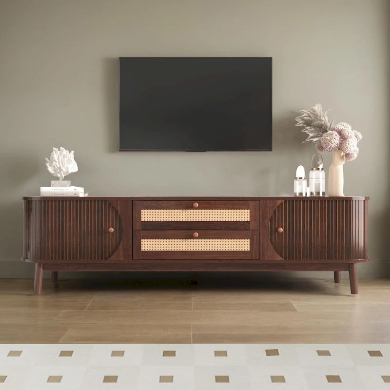 Rattan-TV-Ständer für Fernseher bis 75, moderner Medienkonsolentisch im Landhausstil mit massiven Holzbeinen