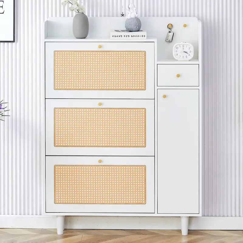 Nowoczesna minimalistyczna szafka na buty z rattanowym frontem i siedziskiem, mały mebel do domu, odpowiedni do korytarzy i salonów